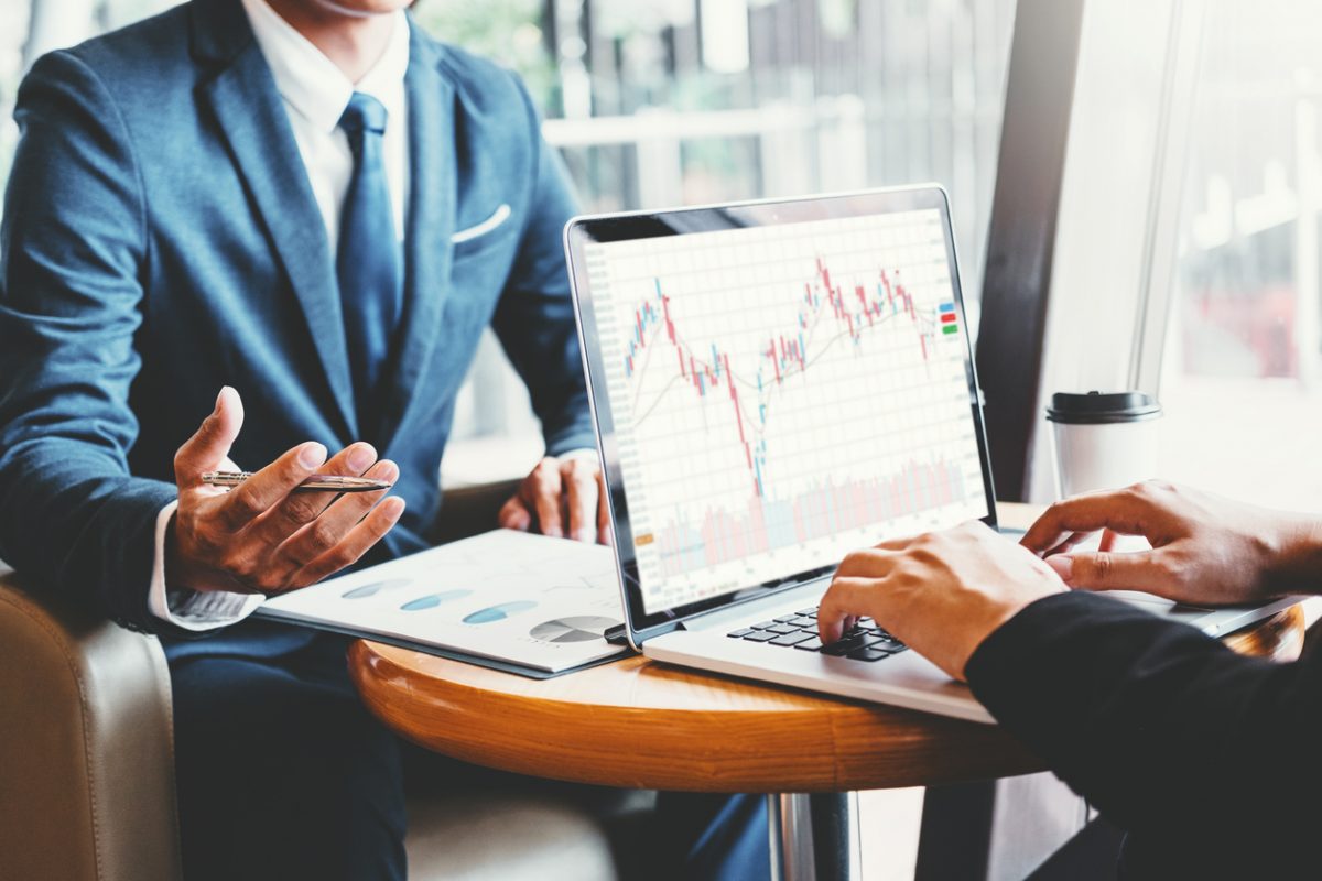 Business-Team-Investment-Entrepreneur-Trading-discussing-and-analysis-graph-stock-market-tradingstock-chart-concept-1150017859_1258x838